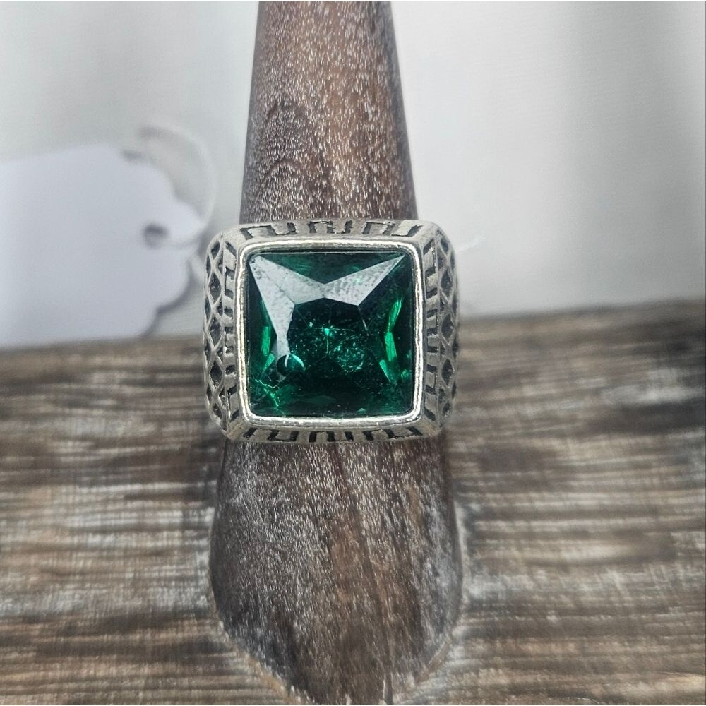 Green Rhinestone Chunky Silver Tone Fashion Ring Sz 8.25 EUC Pinky Ring
